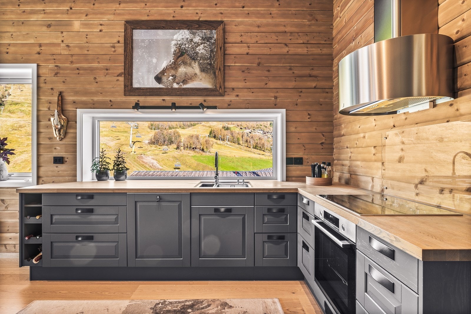 Da leiligheten ble bygget fikk selger installert et ekstra vindu på kjøkkenet. Galleribilde