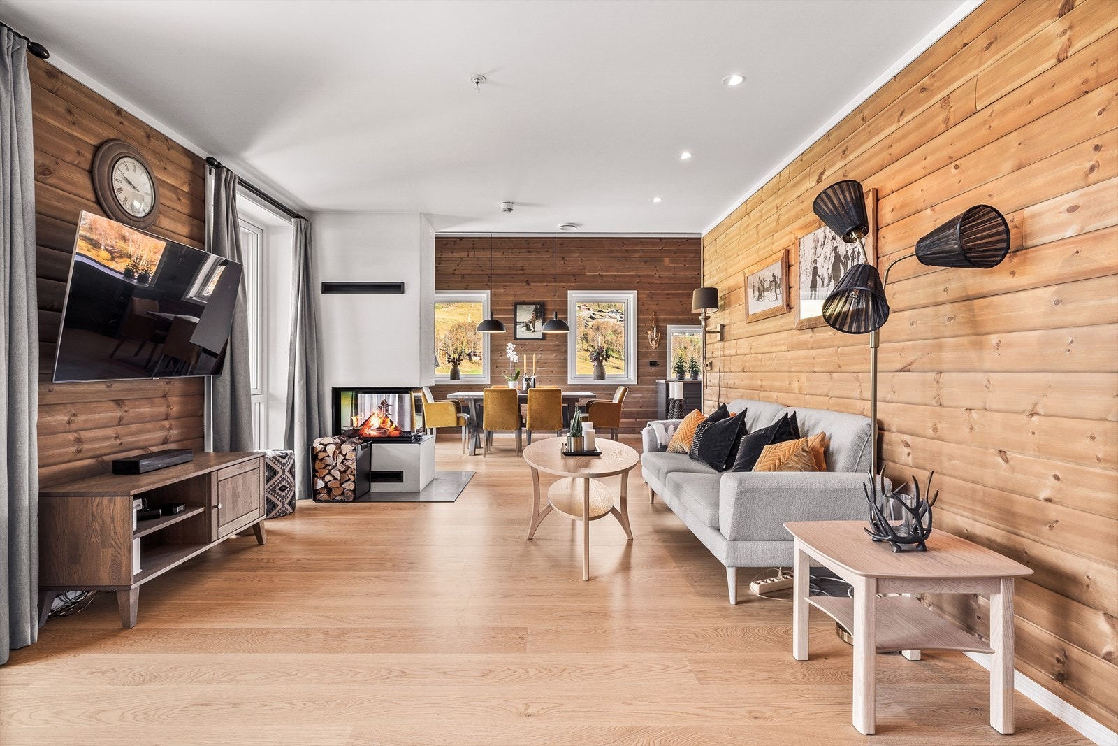 Fin stue som knyttes naturlig sammen med kjøkkenet som ligger i andre enden. Galleribilde