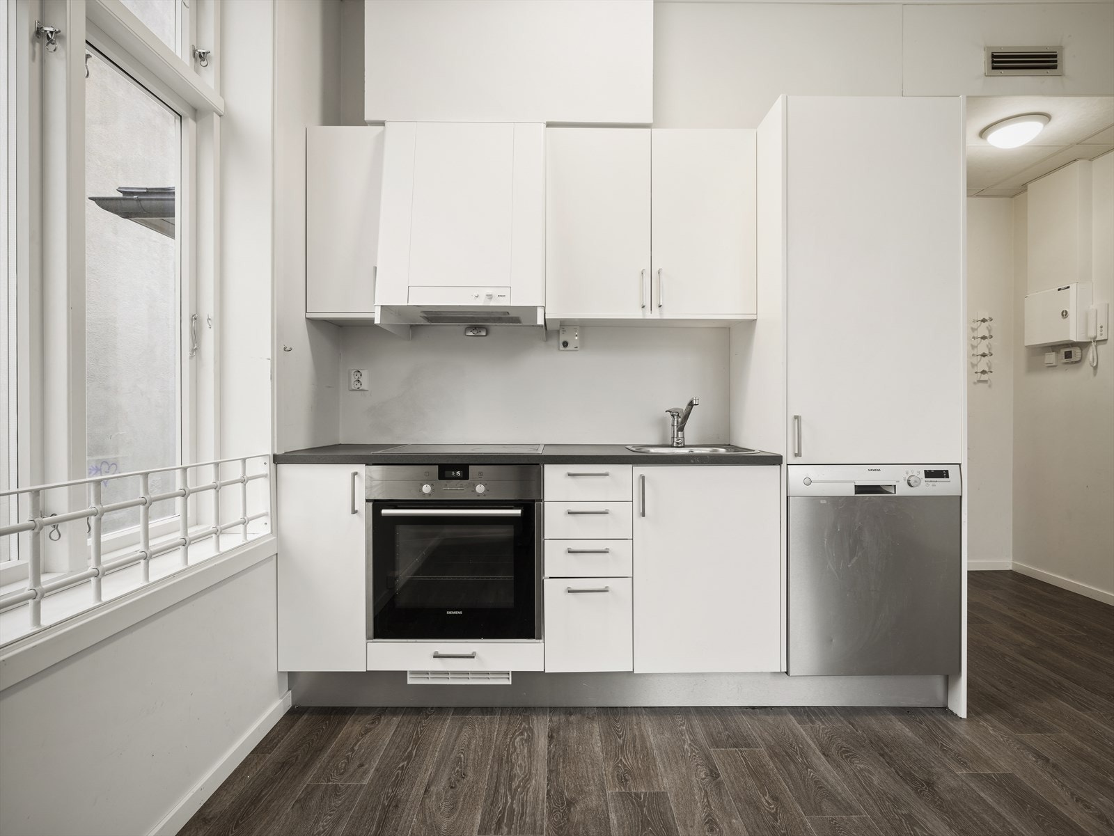 Kjøkkenet er utstyrt med Integrert komfyr, platetopp, kjøl/fryseskap og oppvaskmaskin Galleribilde