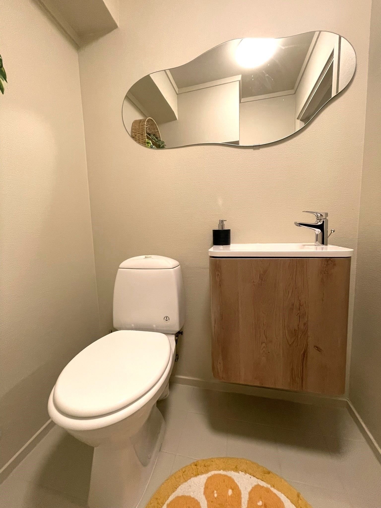 Toalettrommet har ny baderomsinnredning og er nyoppusset i delikate farger. Galleribilde