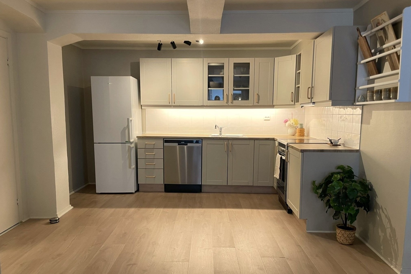 Også kjøkkenet er nyoppusset og har hvitevarer som kan medfølge. Galleribilde