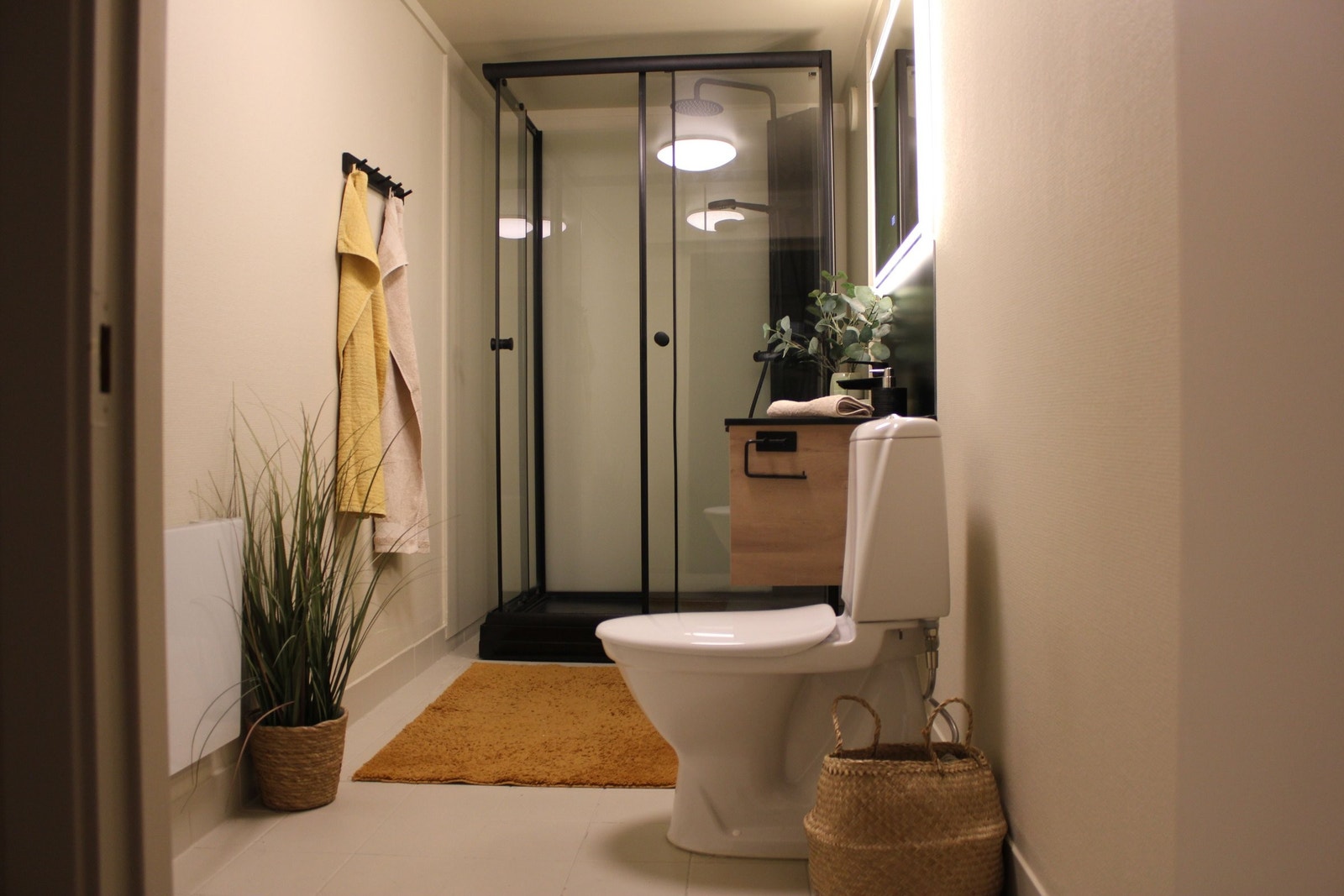 Badet har fått nye farger, og er oppgradert med bl.a. nytt og romslig dusjkabinett i 2025. Galleribilde