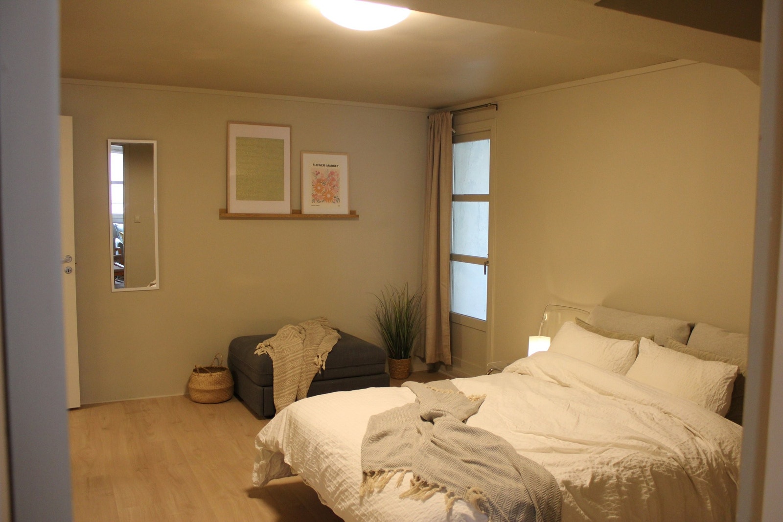 Hovedsoverom har dør ut til balkong, er romslig og har direkte adkomst til badet. Galleribilde