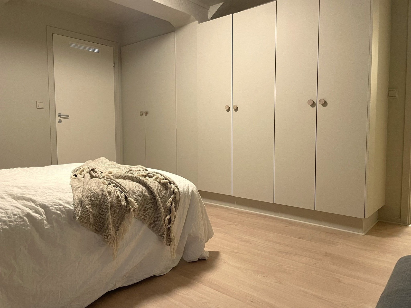 På hovedsoverommet er det rikelig med skapplass. Galleribilde