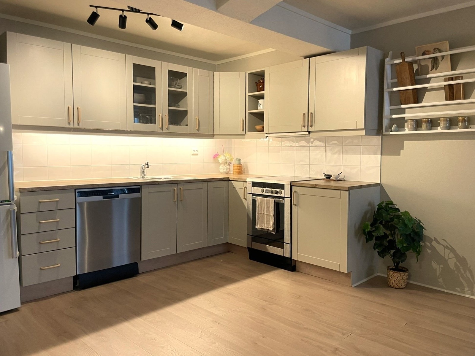 Romslig kjøkkeninnredning. Galleribilde