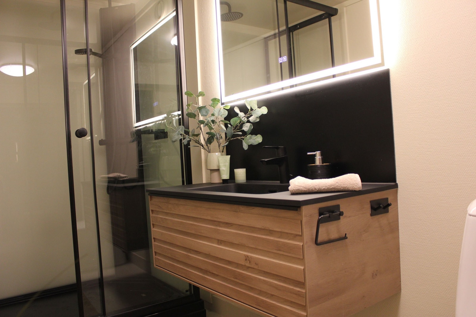 Også ny baderomsinnredning og moderne speil gjør badet innbydende og funksjonelt. Galleribilde