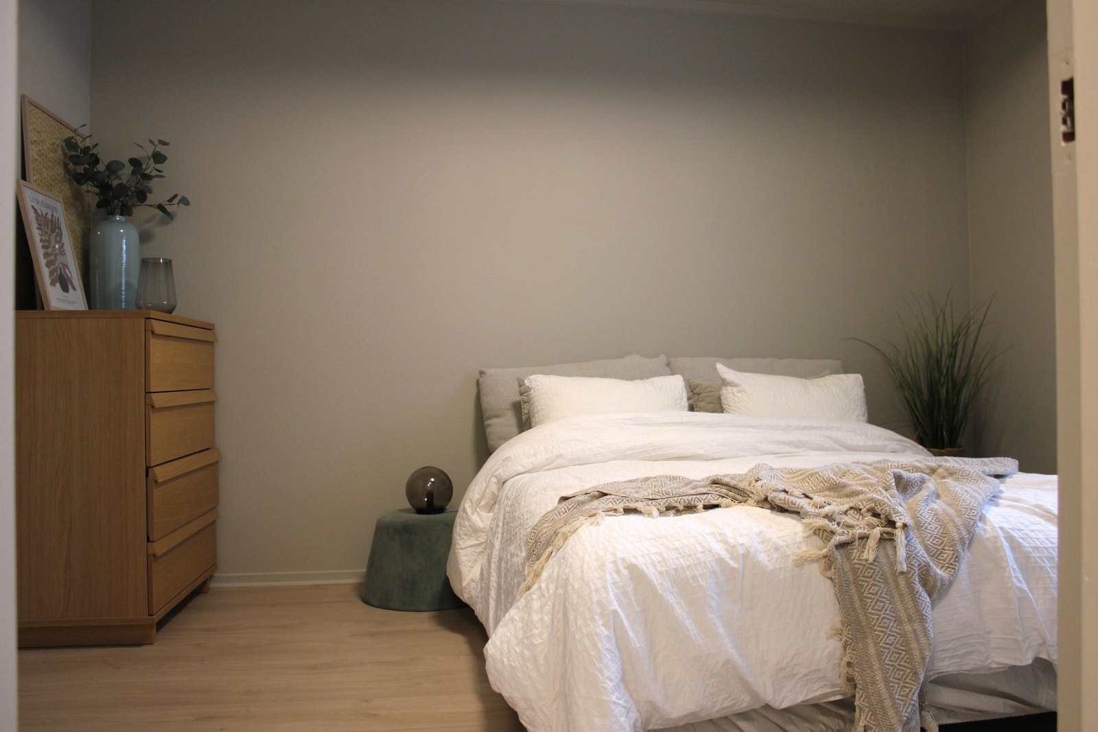 Soverom 2 ligger ved entreen og har vindu ut mot bakgården. Galleribilde