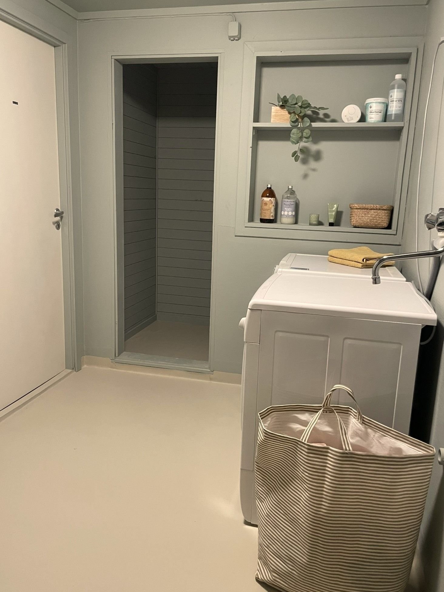 Stort og romslig vaskerom med to boder i bakkant. Galleribilde