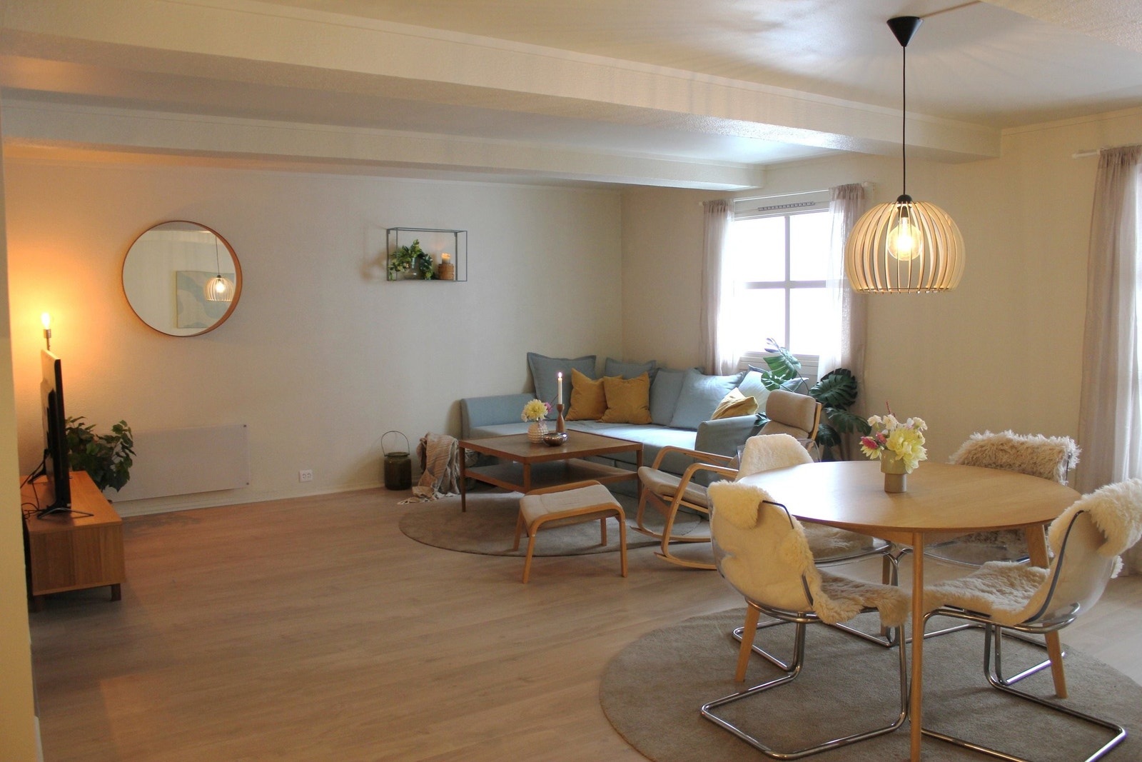 Romslig og trivelig stue med utgang til balkong. Galleribilde