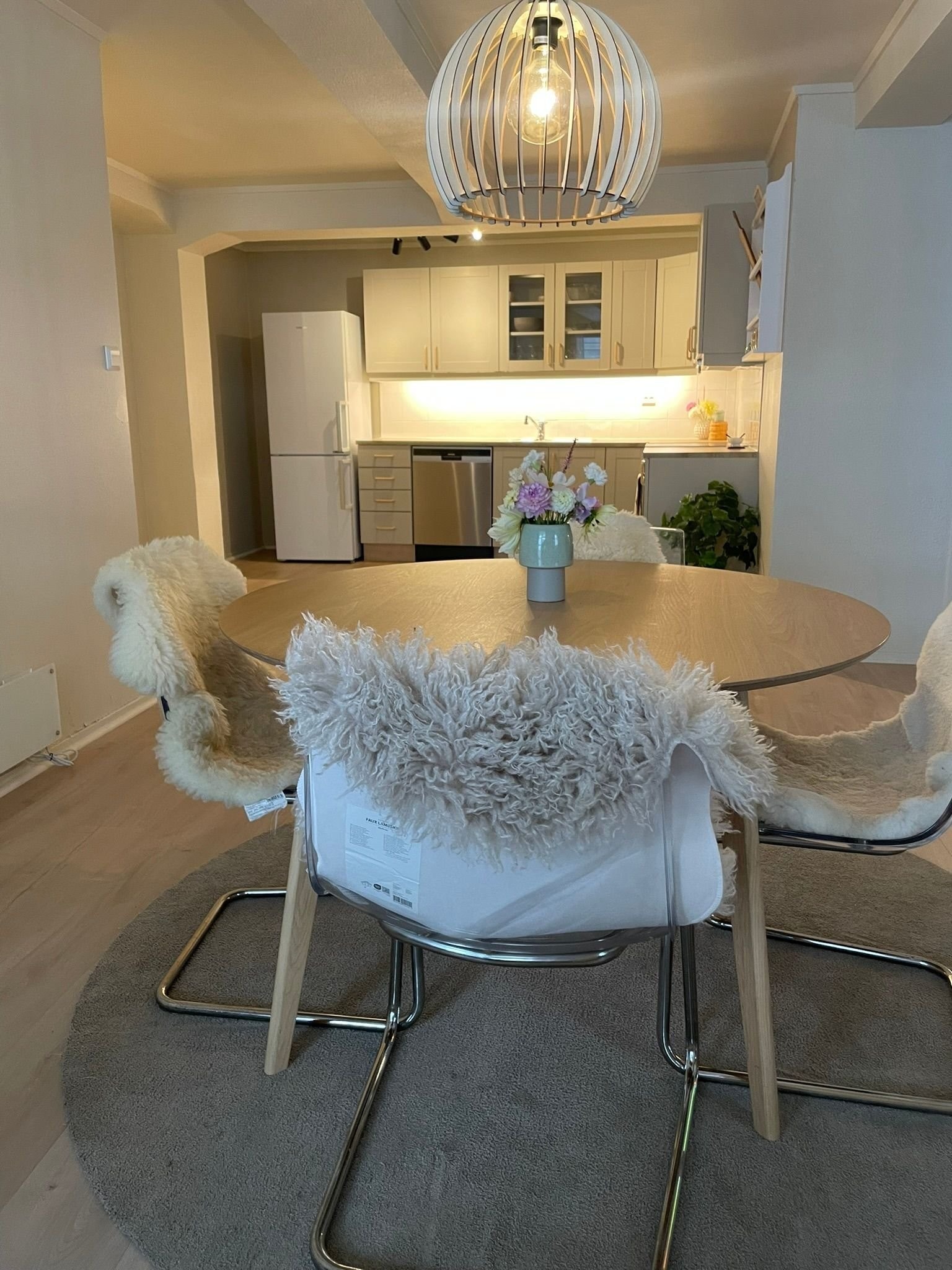 Spisestua ligger i tilknytning til kjøkkenet, og har sentral beliggenhet i leiligheten. Galleribilde