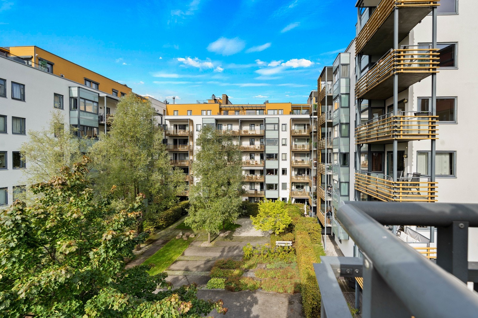 Veldrevet borettslag som består av 113 boliger. Videre har borettslaget 6 næringsseksjoner hvorav 1 utgjør parkeringskjeller og 1 seksjon benyttes til barnehage. Galleribilde