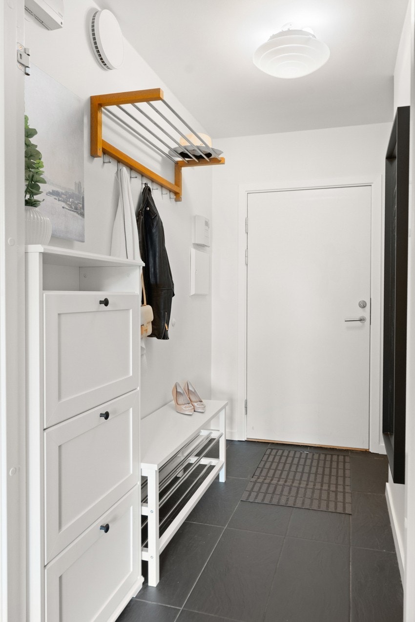 Innbydende entré med flislagt gulv og plass til yttertøy. Galleribilde