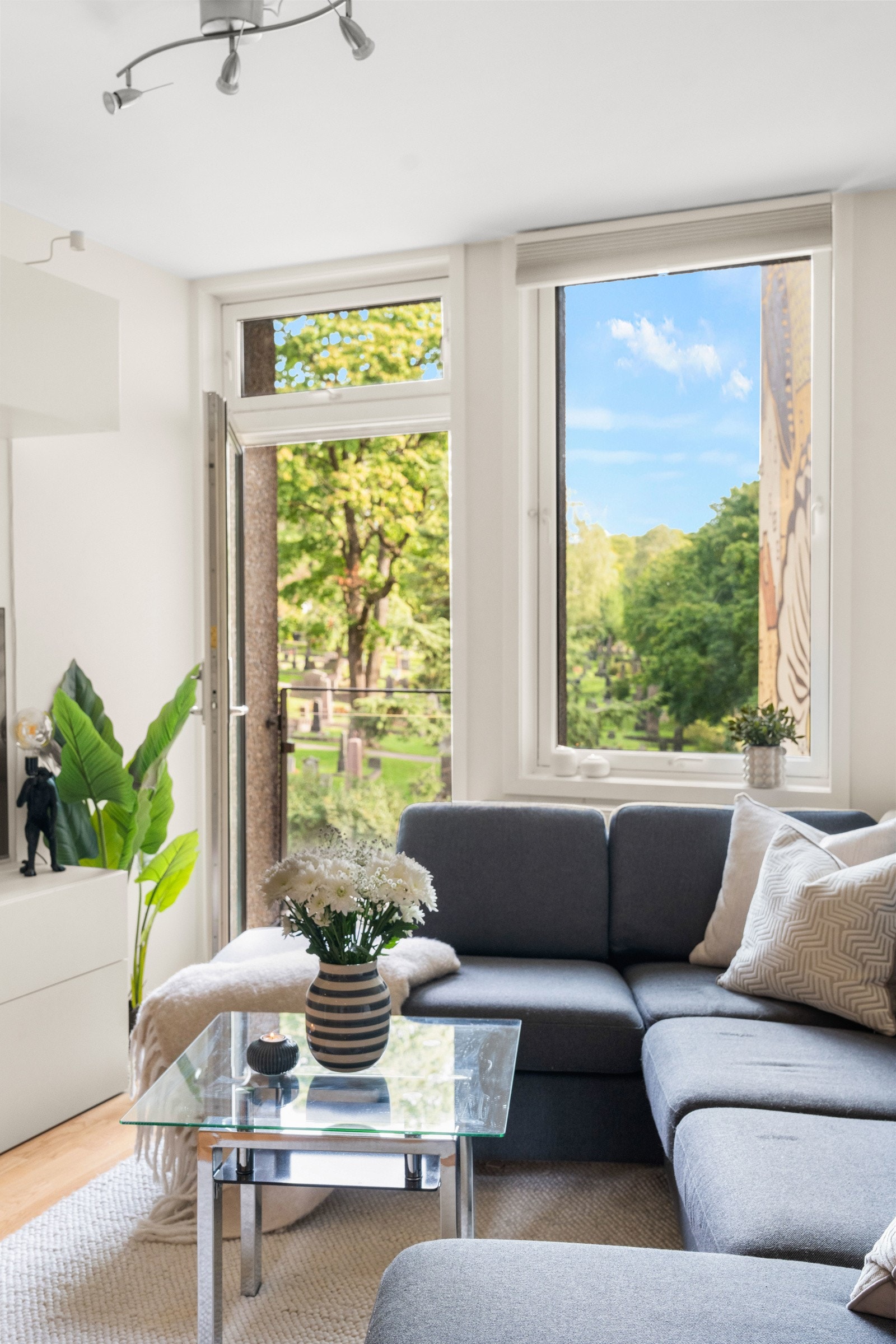 Stuen byr på godt med lysinnslipp gjennom fransk balkongdør/balkong i glass, samt en vindusflate. Nydelig utsyn! Galleribilde