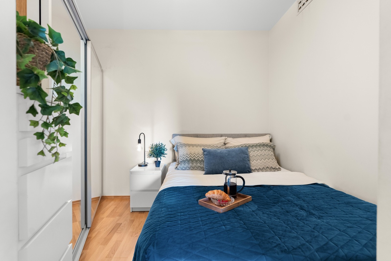 Stor alkove med "soveromsfølelse". Alkoven er i dag innredet med dobbeltseng, nattbord og en stor skyvedørsgaderobe med speilfronter. Galleribilde