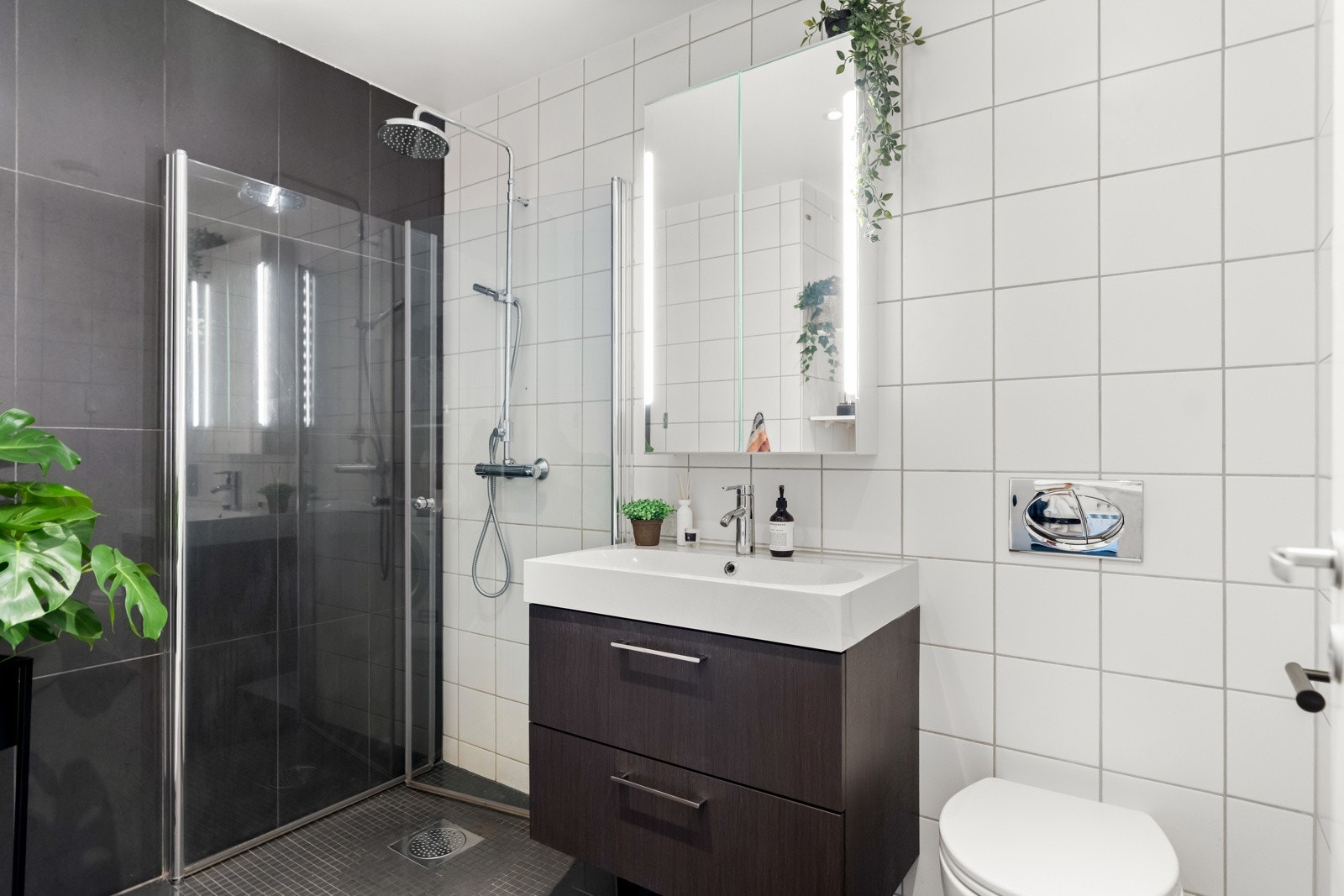 Flott speilskap med lys installert i 2023, samt ny radiatorventil i 2025. Vannbåren gulvvarme. Galleribilde