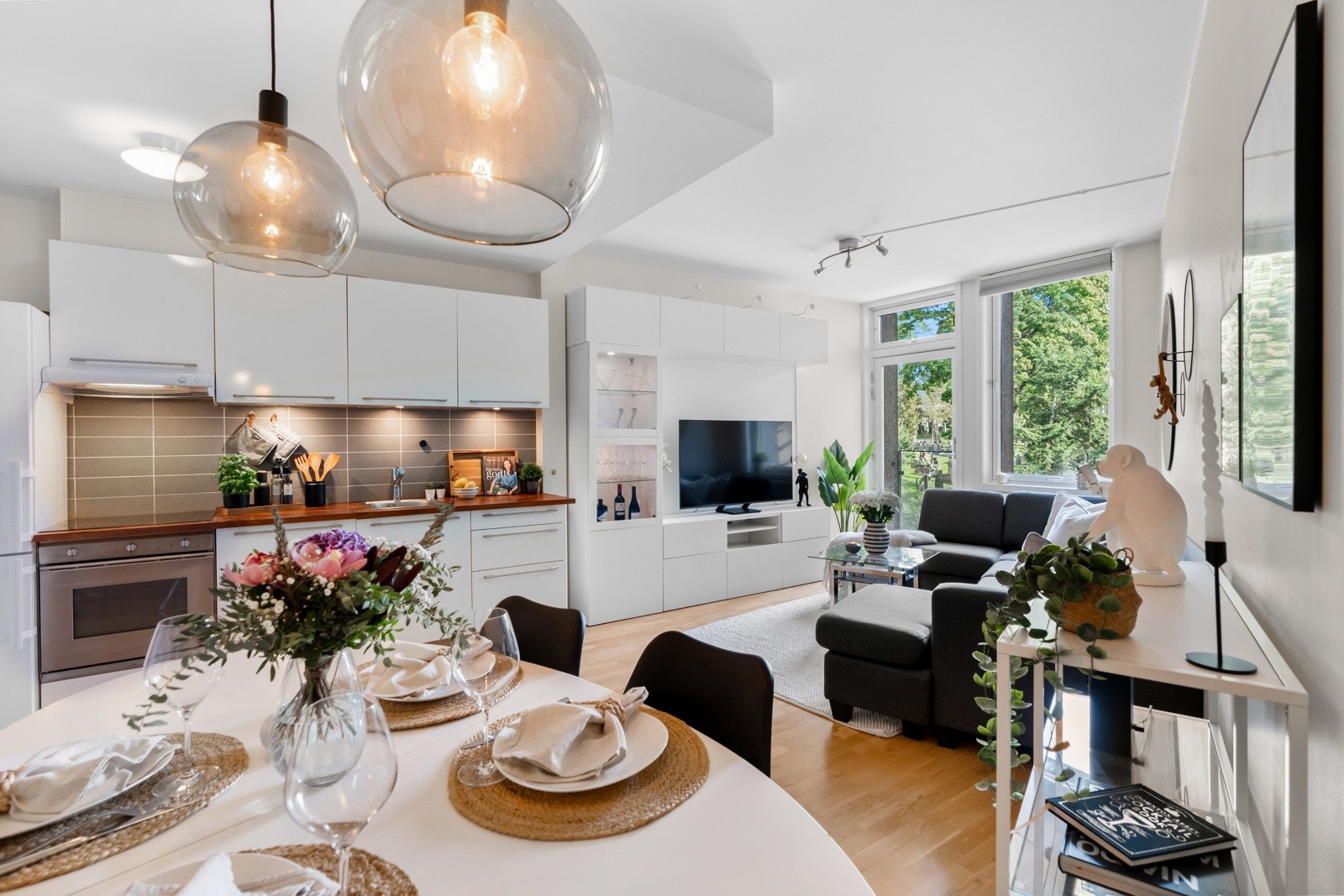 Boligen byr på blant annet generøs takhøyde opp mot 2.64m, naturlig lys gjennom vindu/balkongdør, samt et nydelig og frodig utsyn - uten innsyn! Galleribilde