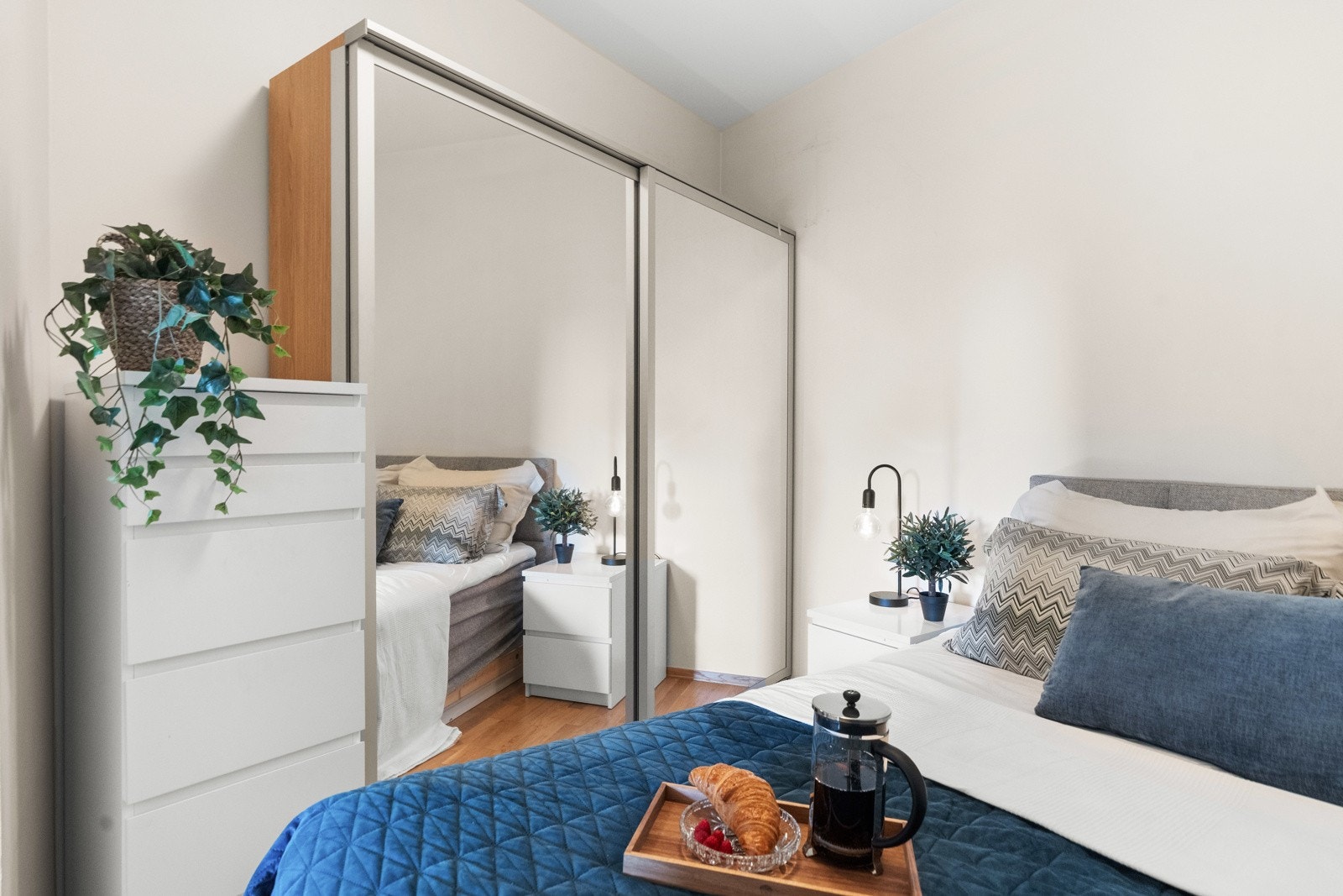 Sengen som står der i dag er 150 cm bred, og god plass til oppbevaring. Galleribilde