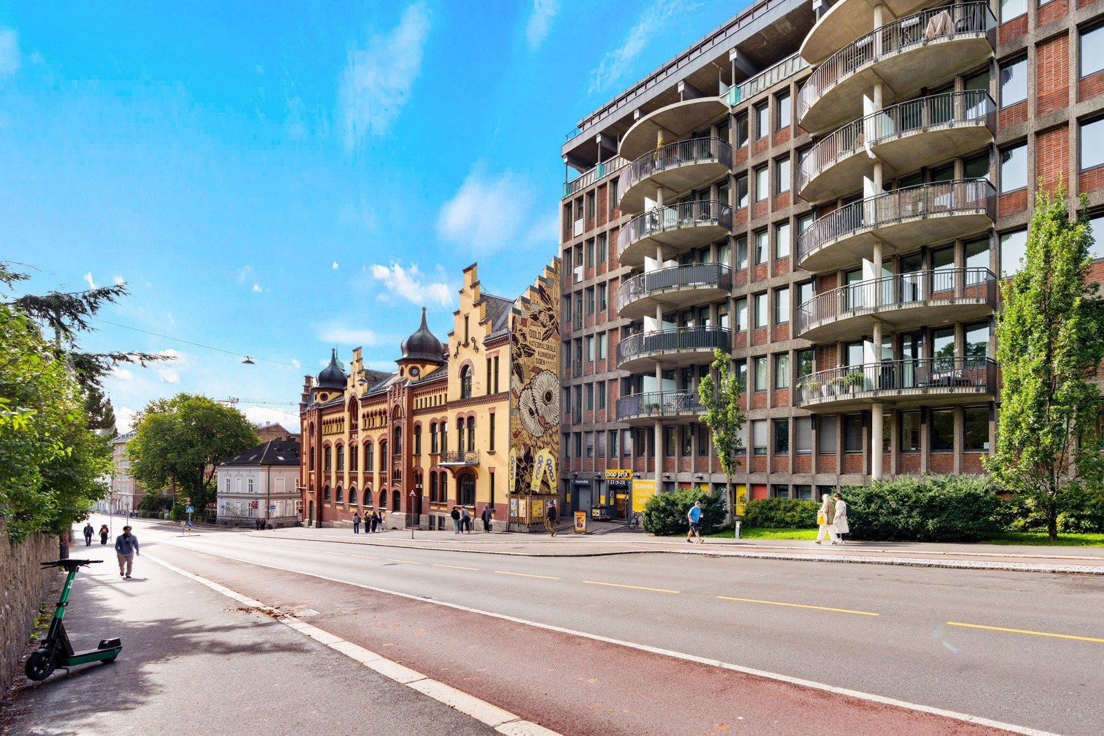 Fasade Pilestredet Park 12B. Du kan ta heisen ned til underetasjen og spasere rett inn på Coop Prix i tøflene. Galleribilde