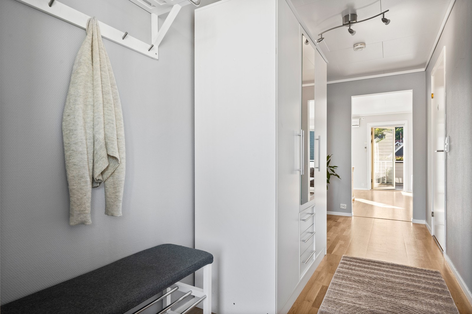 I gangen er det garderobeskap og god plass til å henge fra seg yttertøy. Galleribilde