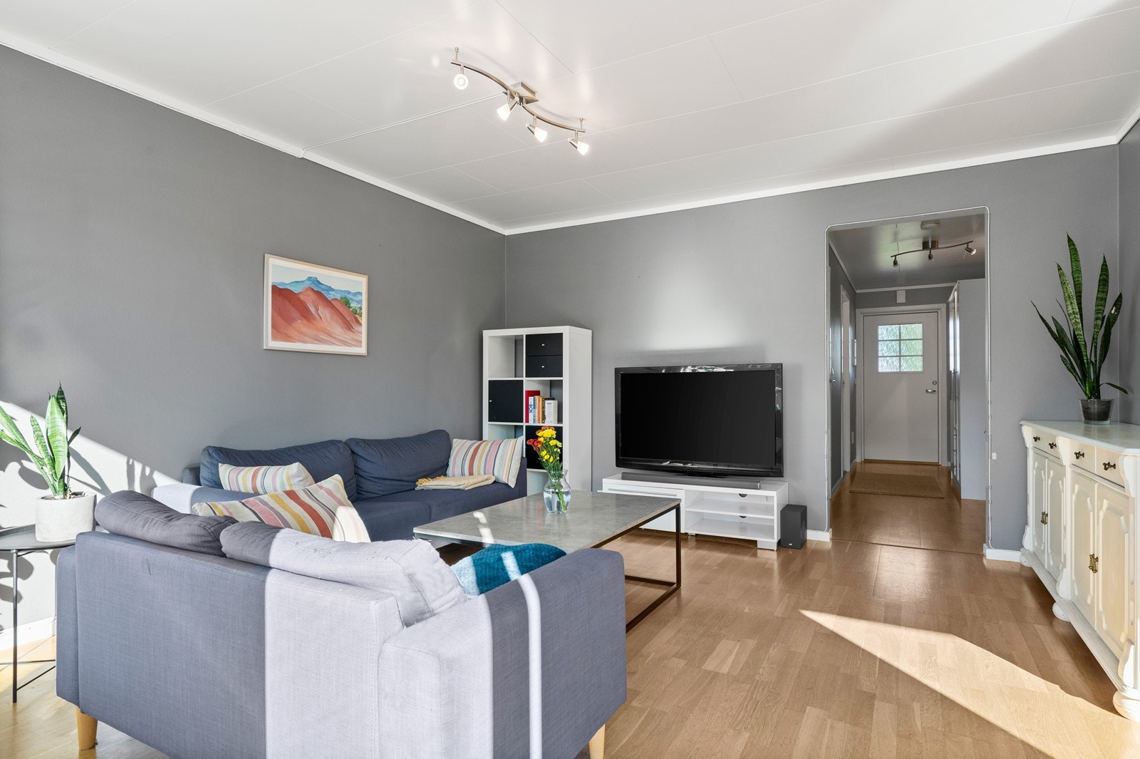 Leiligheten består av entré/gang, 2 soverom, bad, kjøkken stue og bod. Galleribilde