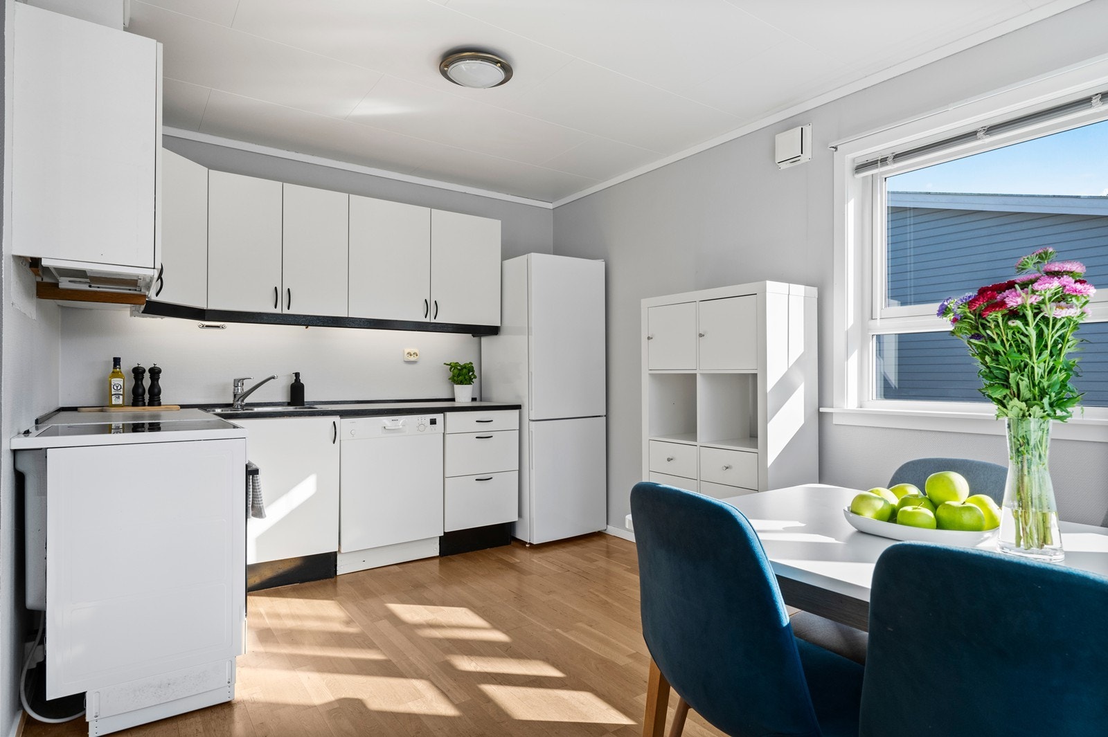 Enkelt, lyst kjøkken. Frittstående hvitevarer kan medfølge. Galleribilde