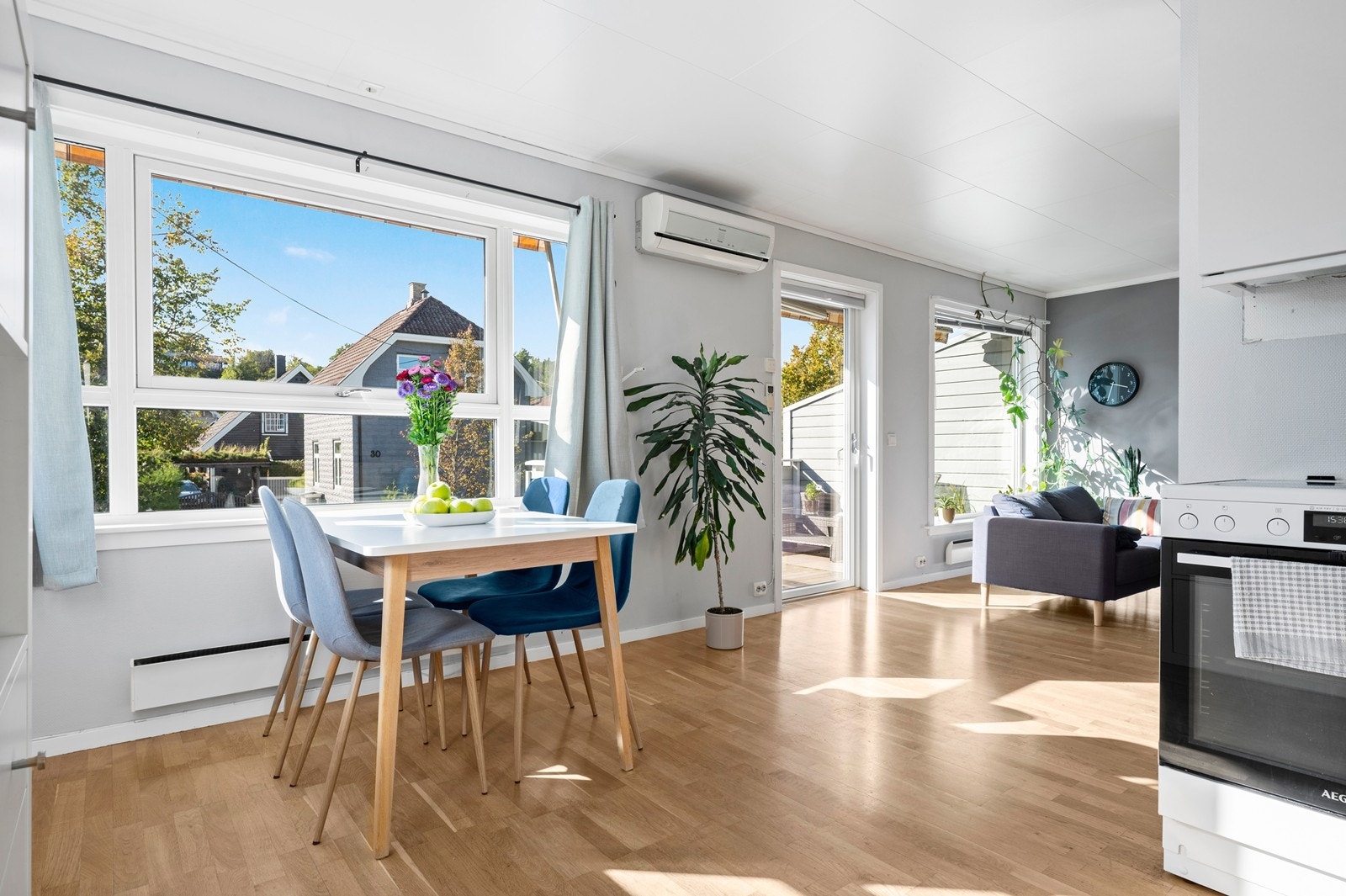 Store vindusflater gir godt med naturlig daglys. Galleribilde