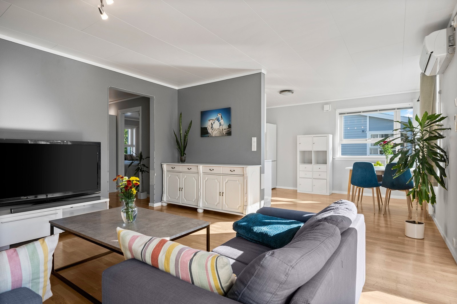 Praktisk stue med god plass til en sofagruppe. Galleribilde