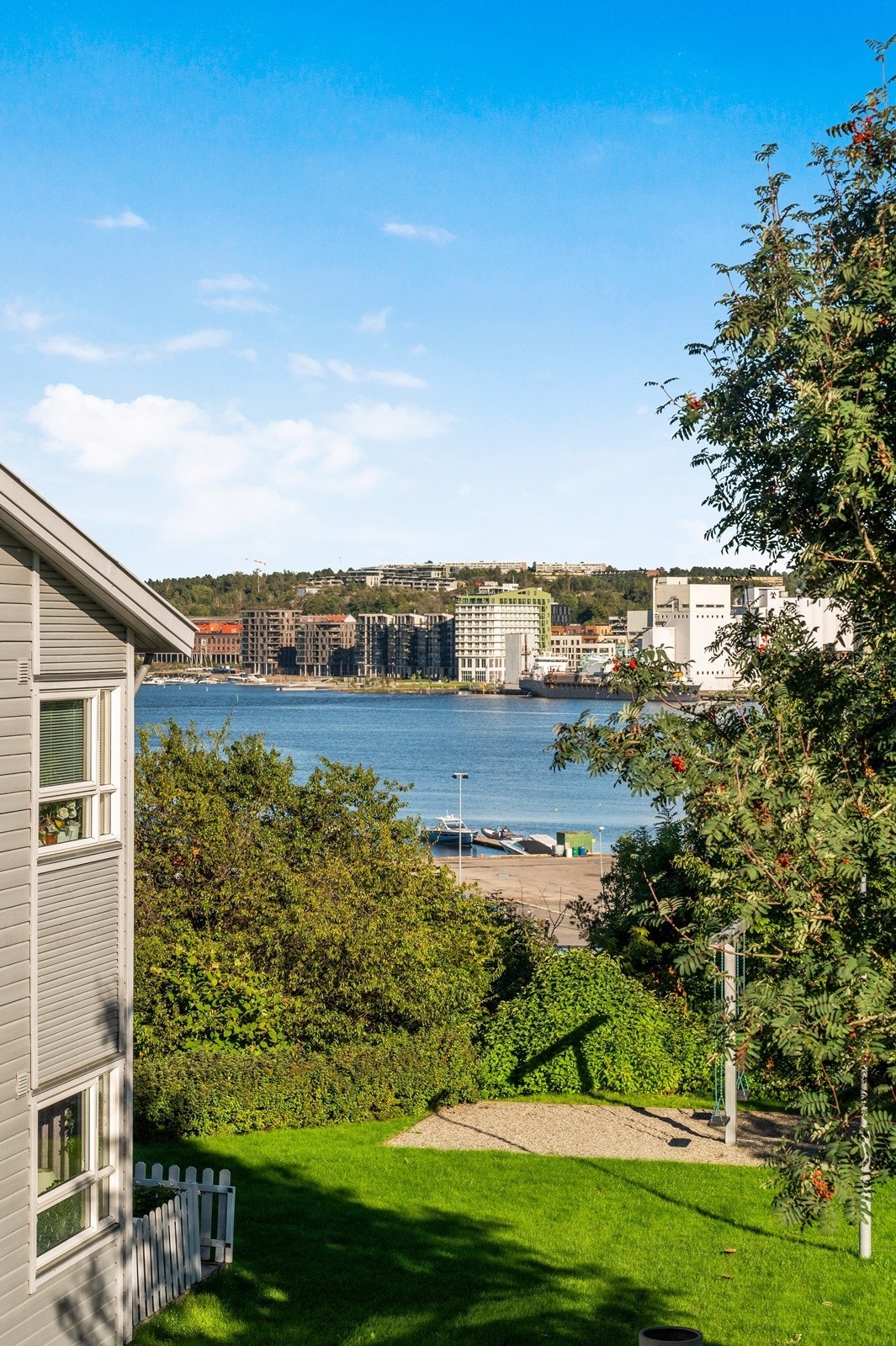 Fra svalgangen er det utsikt mot Mossesundet og byen. Galleribilde