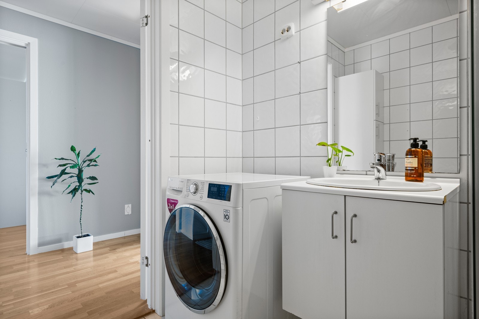 På badet er det opplegg til vaskemaskin. Galleribilde