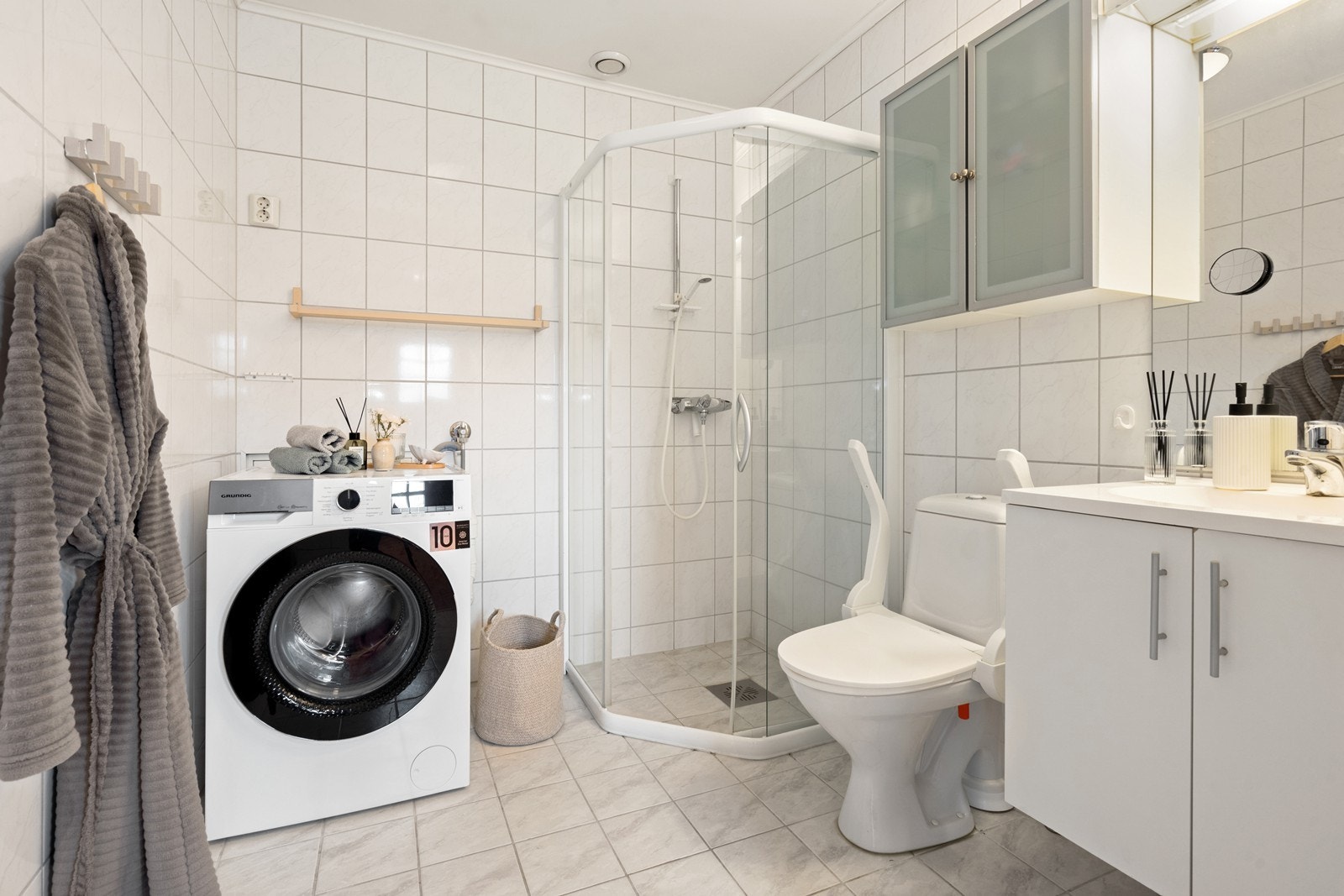 Flislagt bad med bla. opplegg for vaskemaskin samt varme i gulv Galleribilde