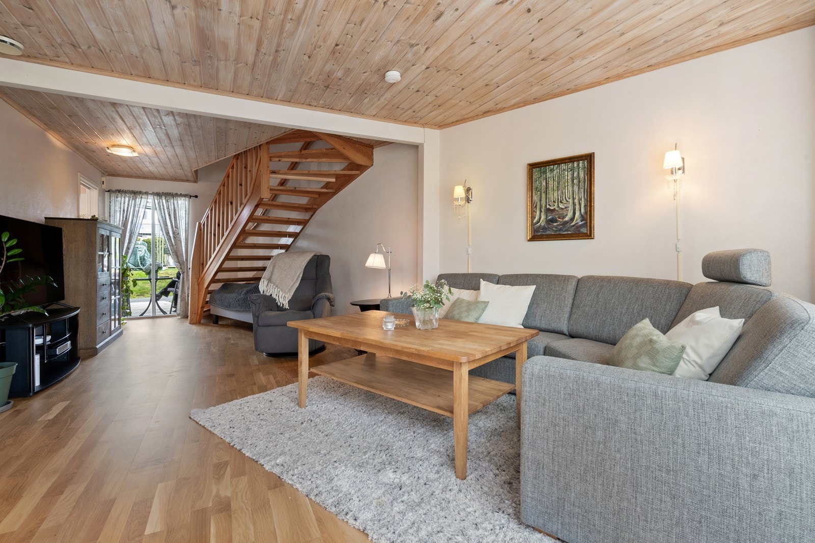 Lun og hyggelig første etasje med entré, bad/vaskerom, stue og kjøkken Galleribilde