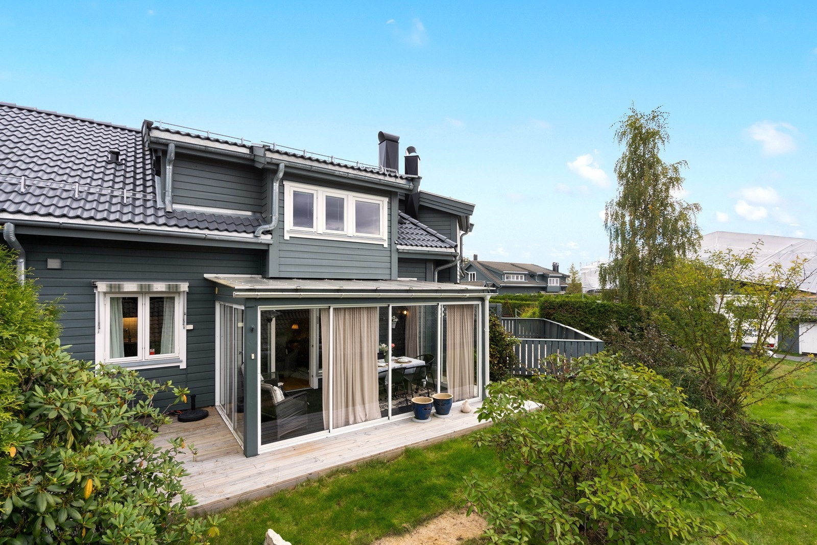 Eiendommen ligger barnevennlig til med nærhet til barnehage, skole samt nærbutikk. Marka like ved samt ca 10 min. med bil til Moss Galleribilde