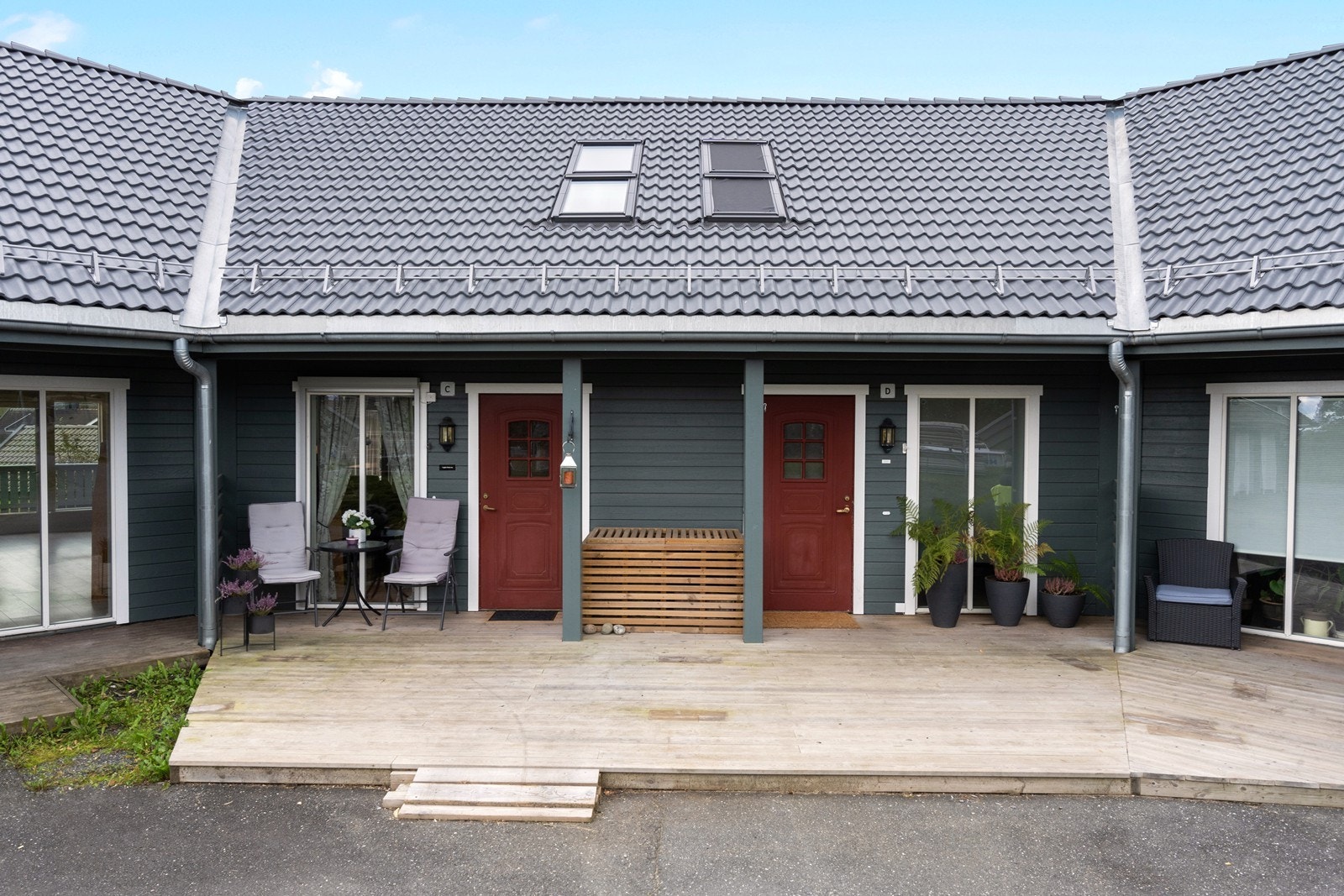 Romslig terrasse samt noe overbygg ved inngangspartiet Galleribilde