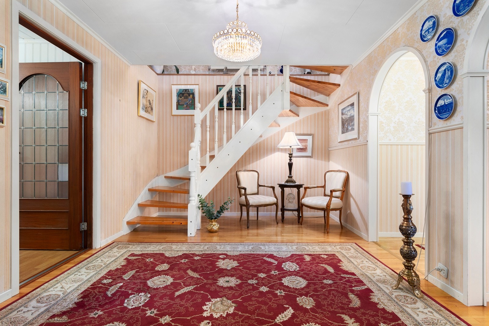 Hallen er romslig og ligger ca. midt i huset. Denne gir en romslig og fin velkomst inn. Galleribilde