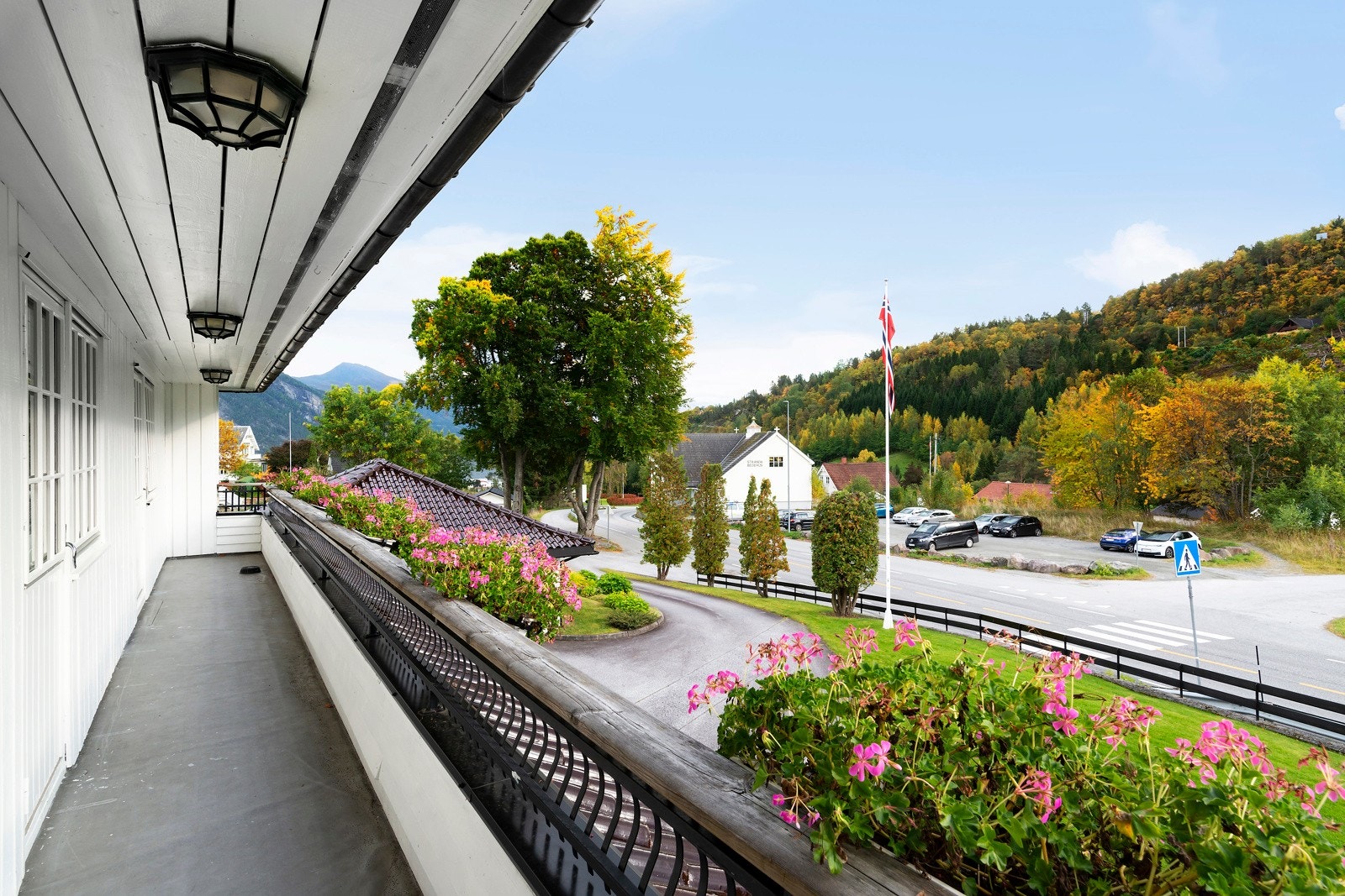 Mot sør er det en langstrakt veranda med utgang fra både hovedsoverommet og kontoret. Galleribilde