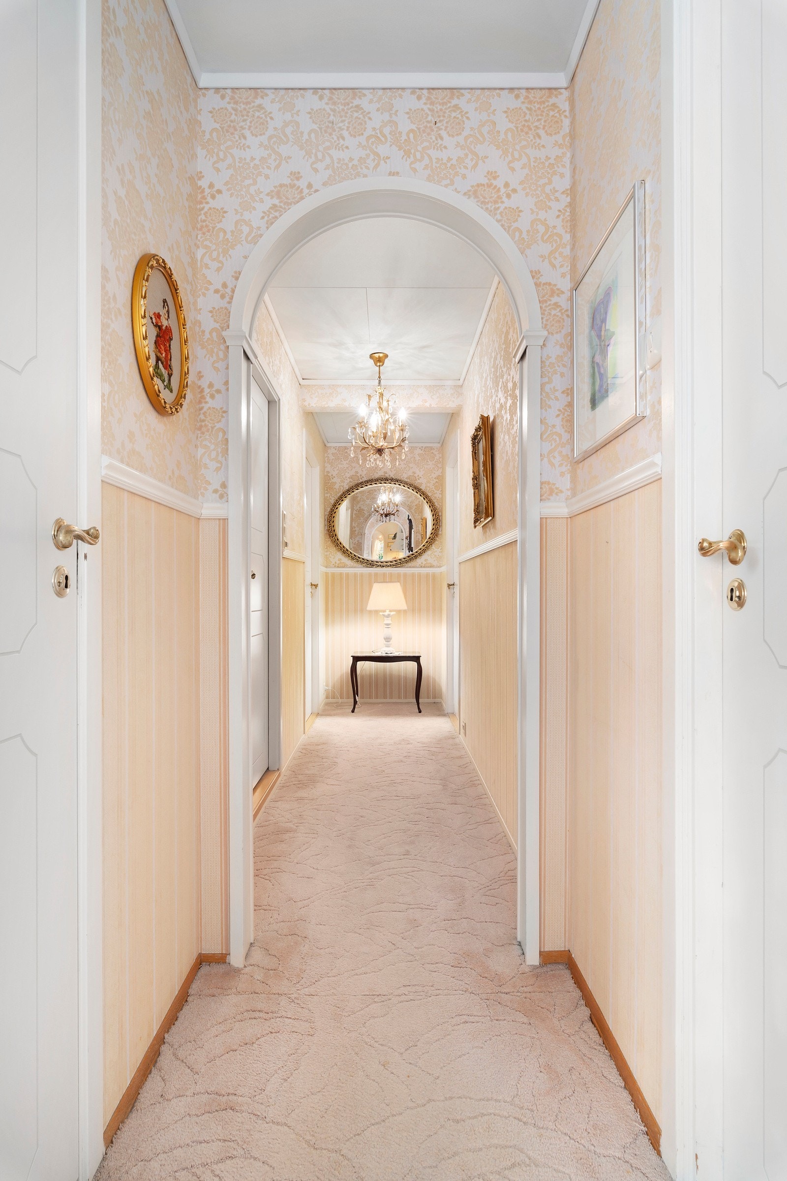 Videre går vi inn i denne hyggelige gangen hvor vi har inngang til kontoret, to soverom, toalettrom og et uinnredet bad. Galleribilde