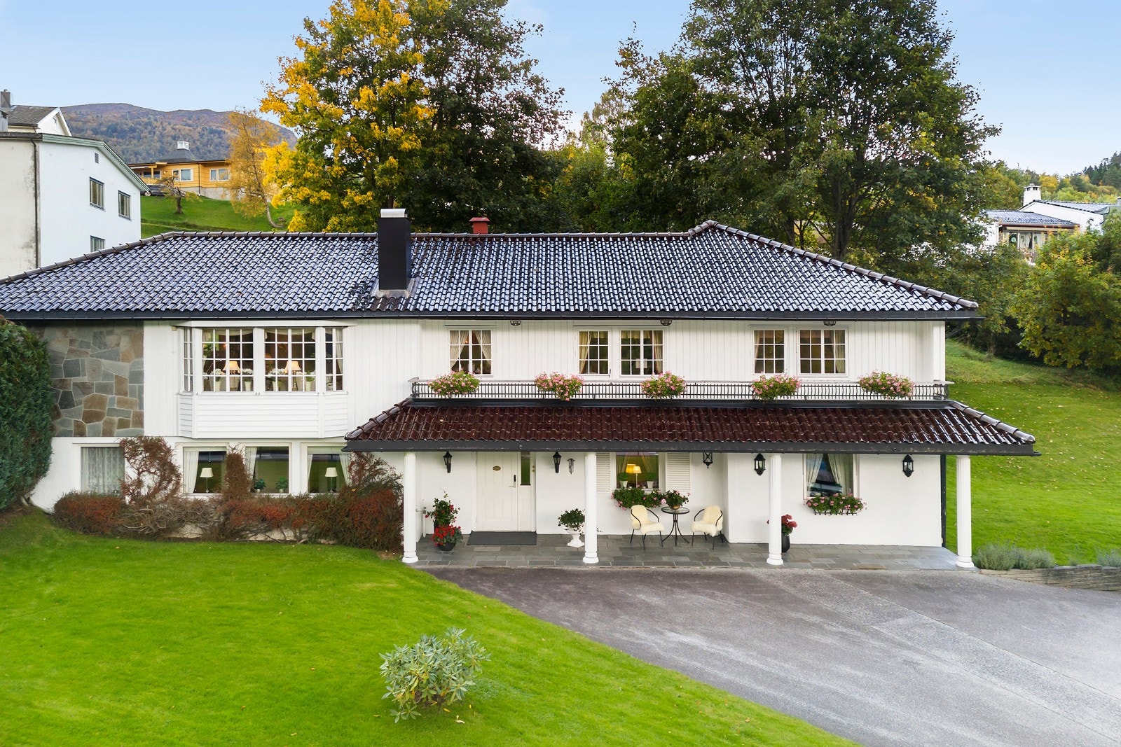 Eiendommen ligger i et etablert boligområde med gode sol- og lysforhold. Eiendommen består av to gårds- og bruksnummer. Galleribilde