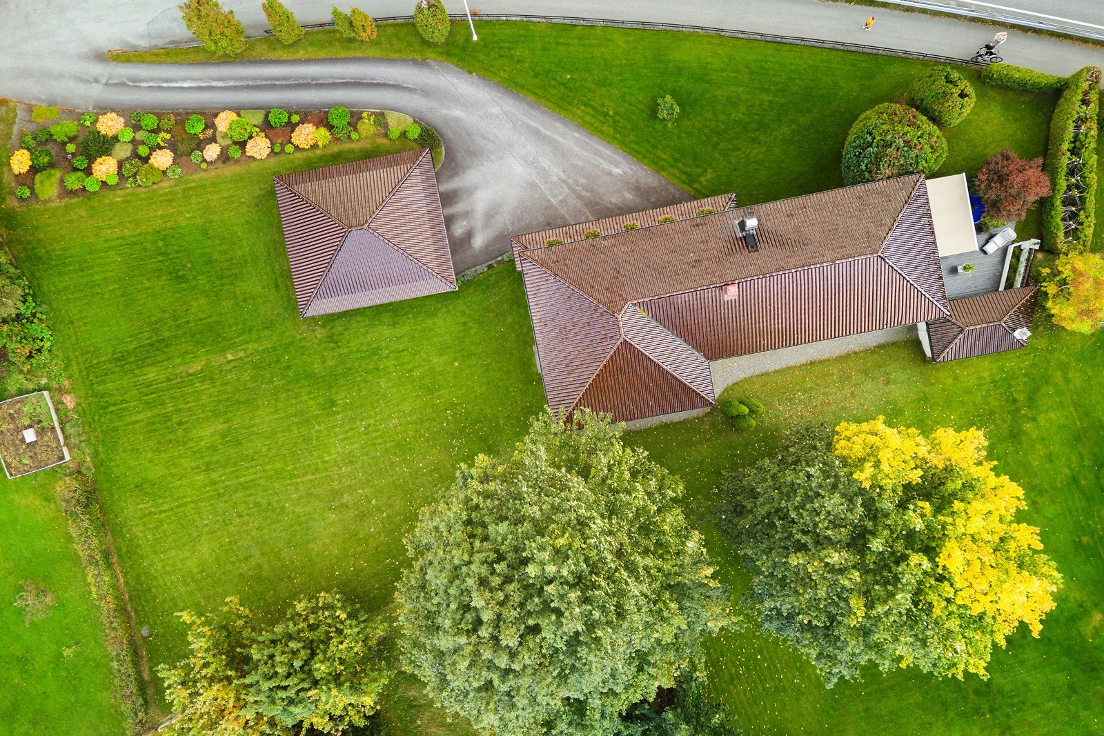 Her ser vi begge eiendommene som selges - den ubebygde tomten til venstre for garasjen. Galleribilde