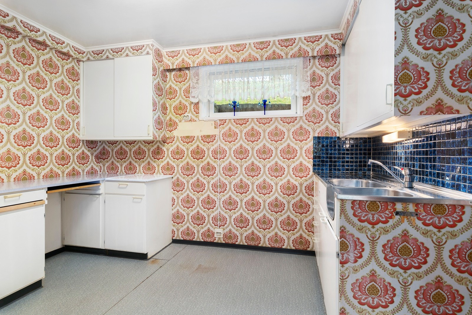 Videre fra stuen finner vi dette kjøkkenet som har innredning og benk med dobbel vask. Galleribilde