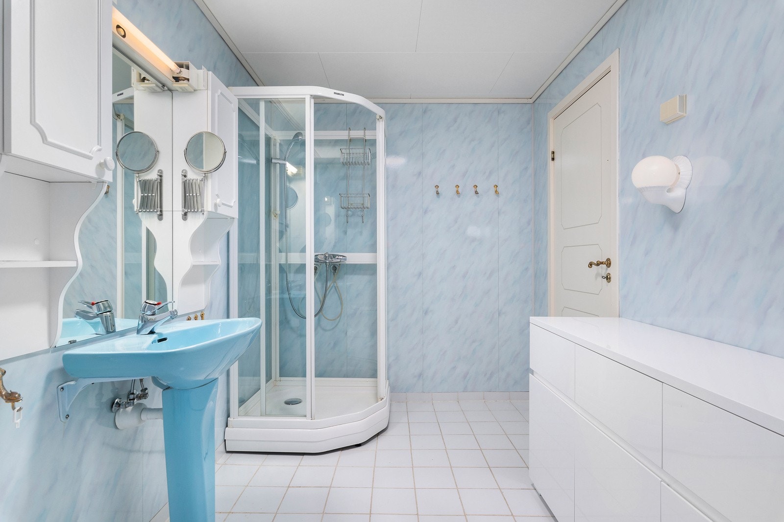 Badet i denne etasjen har flis på gulvet og våtromsplater på veggene. Her er dusjkabinett, vask, bidé og skap. Galleribilde