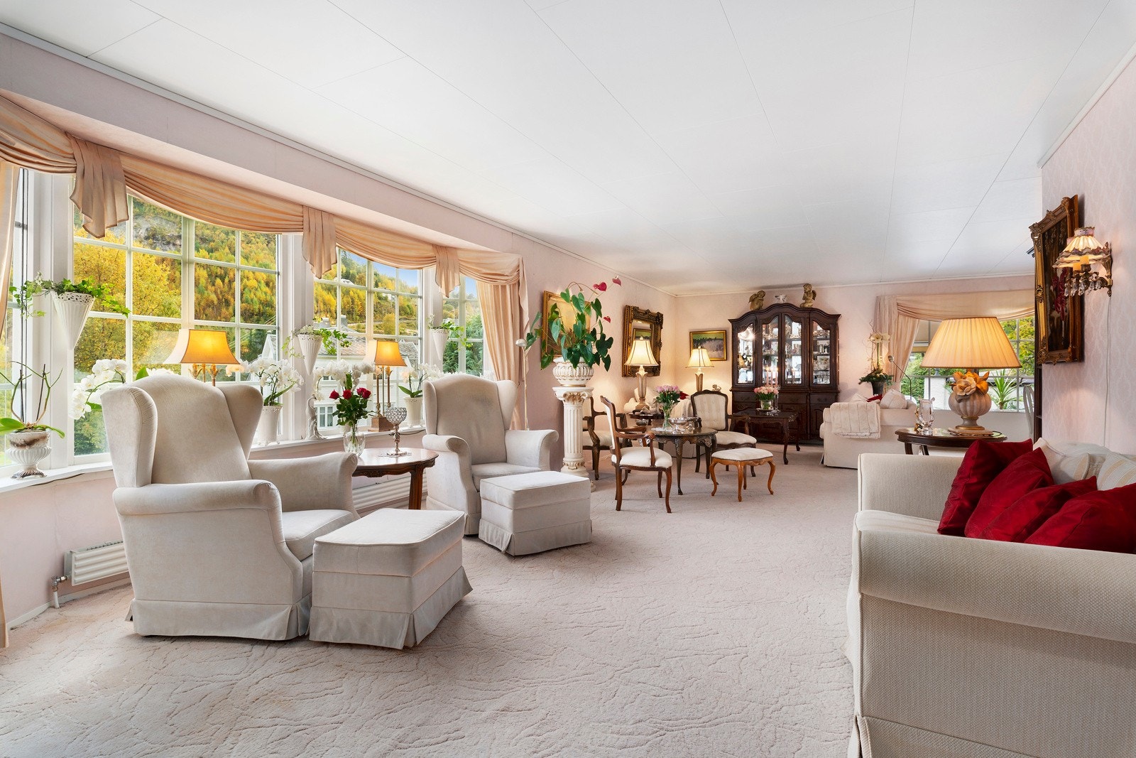 Stuen har svært god størrelse og god plass til møblering med flere soner. Det er store vindusflater til rommet og vinduer i tre retninger - dette gir en god romfølelse. Galleribilde