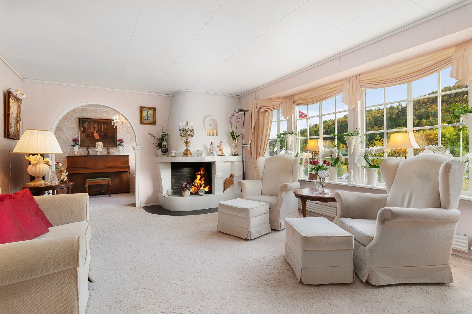 Fin, åpen peis som virkelig gir fin stemning til rommet. Galleribilde