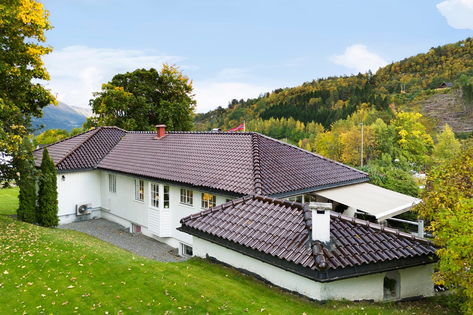 Taket er tekket med Hollandsk pannestein - et pent materialvalg som holder seg godt. Galleribilde