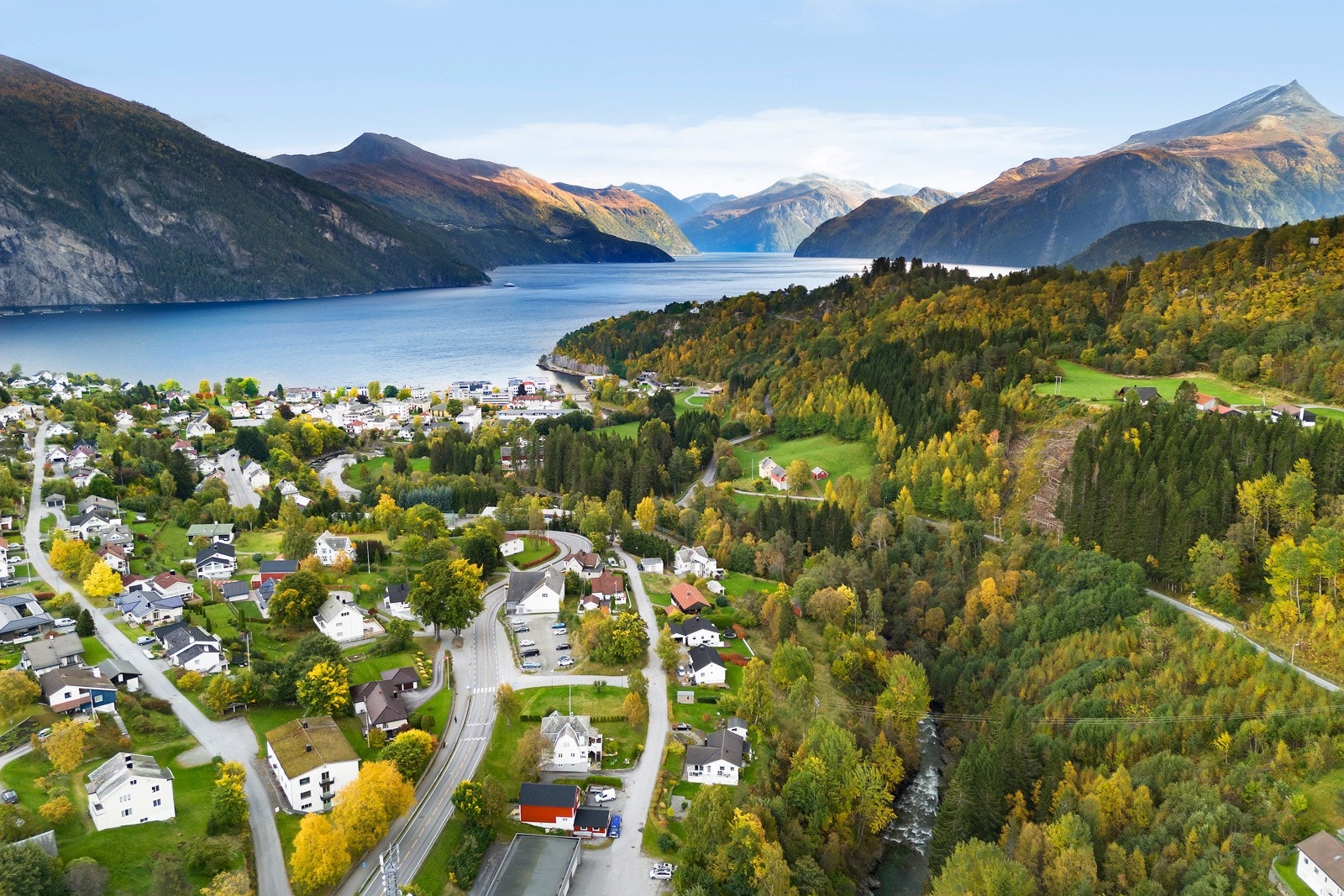 Det er kort vei til alle sentrumsfasiliter, Fløten Park, barneskole, barnehage, ungdomsskole og to vidergående skoler. Galleribilde