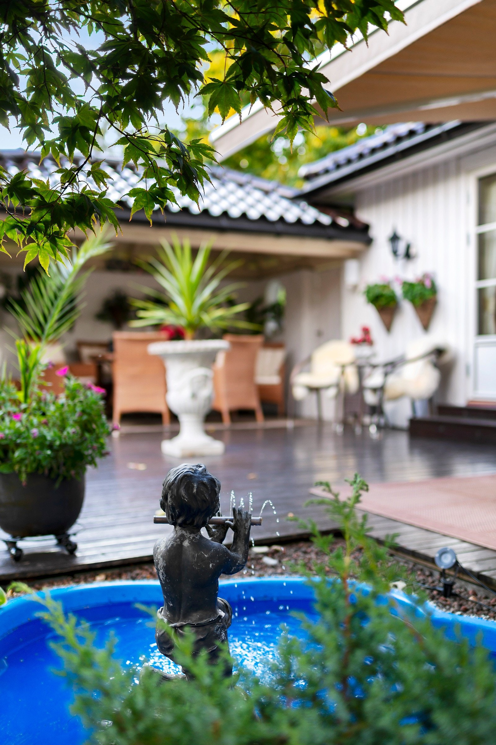 Terrassen er godt skjermet fra både veien og naboer - så her har man en fin, privat oase. Galleribilde