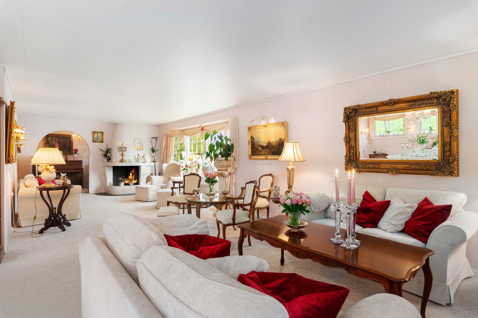 Stuen har god plass til både flere sofagrupper, gode lenestoler og spisestue med tilhørende møblement. Galleribilde