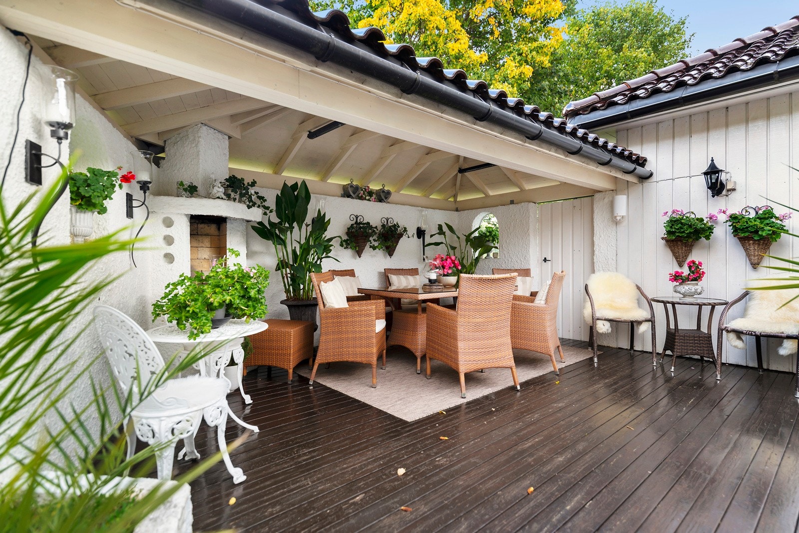 Hagestuen har utgang til hagen mot nord. En fin løsning som gjør at hele eiendommen er knyttet sammen. Galleribilde