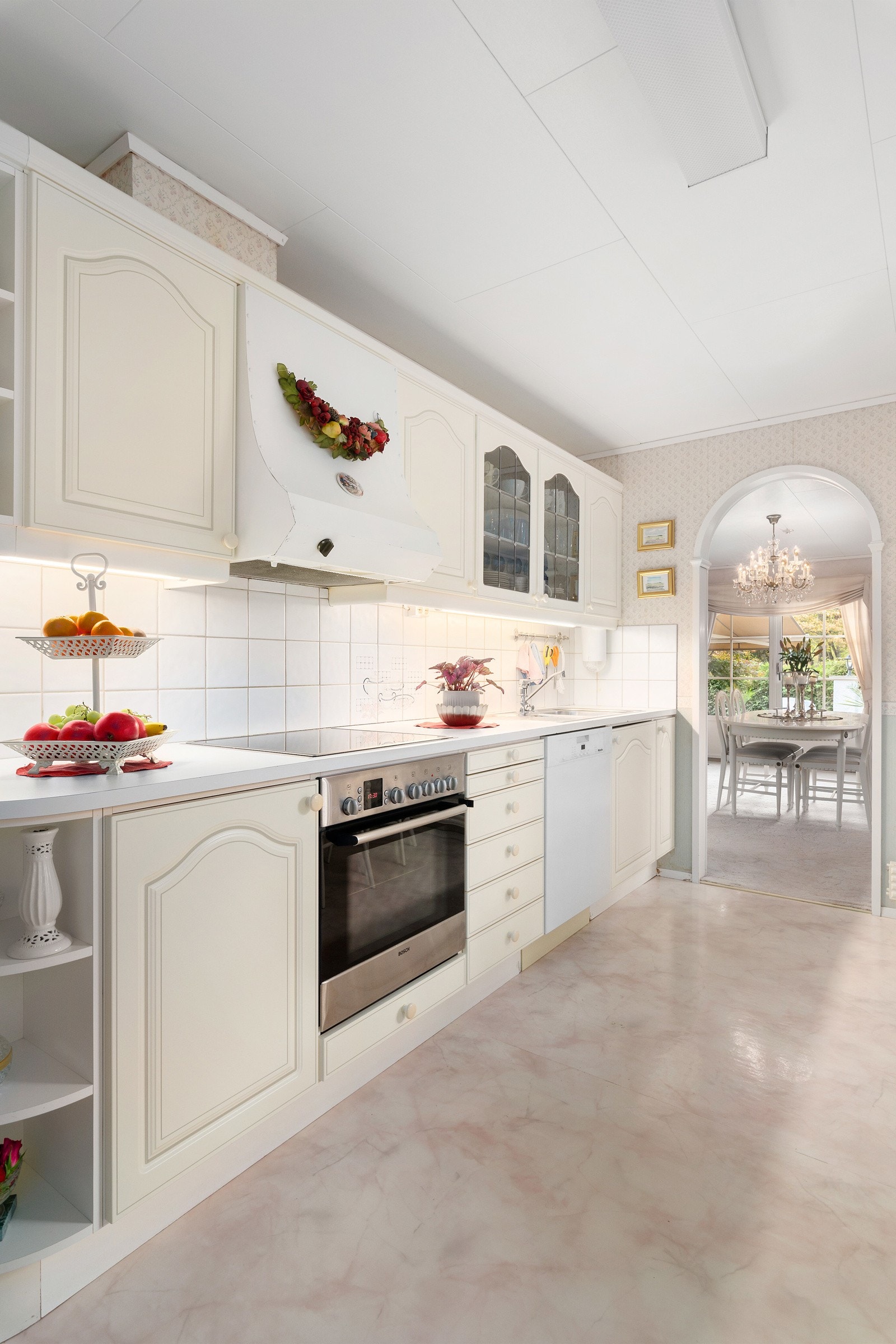 Det er keramisk platetopp, stekeovn, oppvaskmaskin, ventilator og kjøleskap. Galleribilde