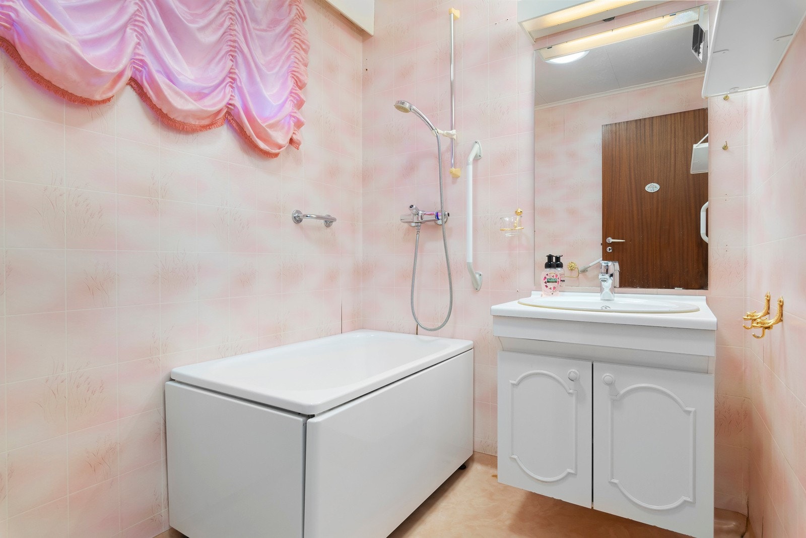 Det andre badet i underetasjen har toalett, badekar og innredning med servant. Galleribilde