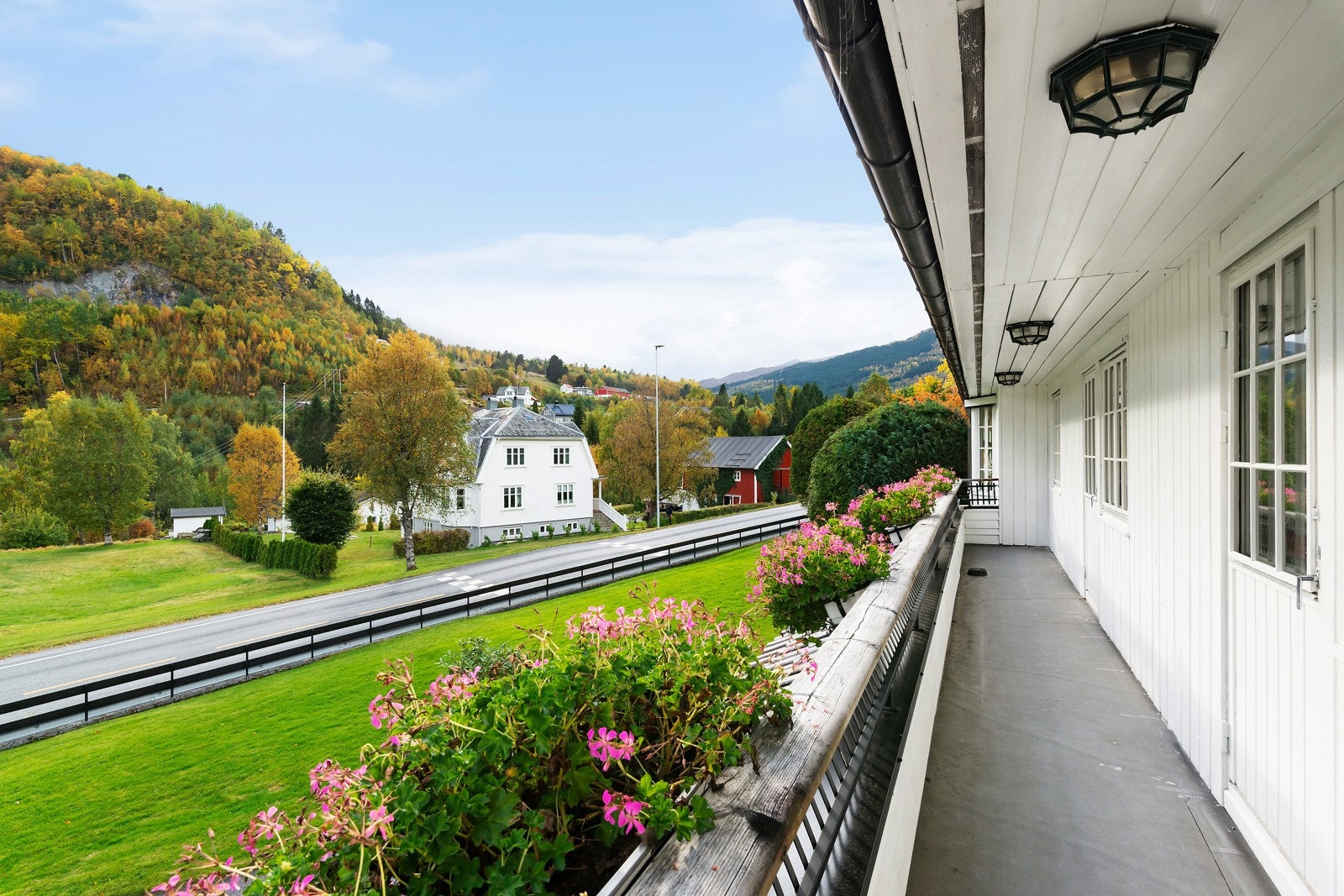 Det er flere fine turmuligheter i området. Elvastien er ikke langt unna, og ellers er det gangvei forbi eiendommen. Galleribilde